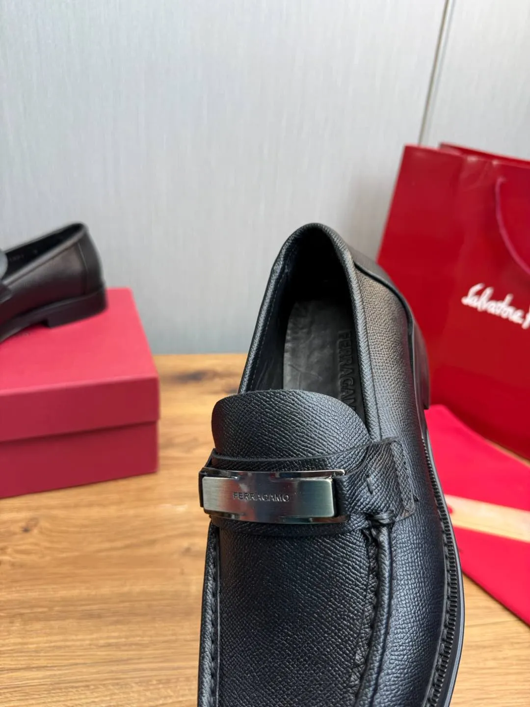 Men's shoes 💰880💰 Ferragamo. [Ferragamo] men's thick-soled loafers, the latest hot style, 1:1 original purchase quality, top quality, imported open-edge beaded cowhide leather on the upper, hand-made three-dimensional stitching highlights the round toe design, the inner foot pads are all imported cowhide, with original lightweight foam outsole, matching code 39-44, (38, 45 custom-made, non-refundable)